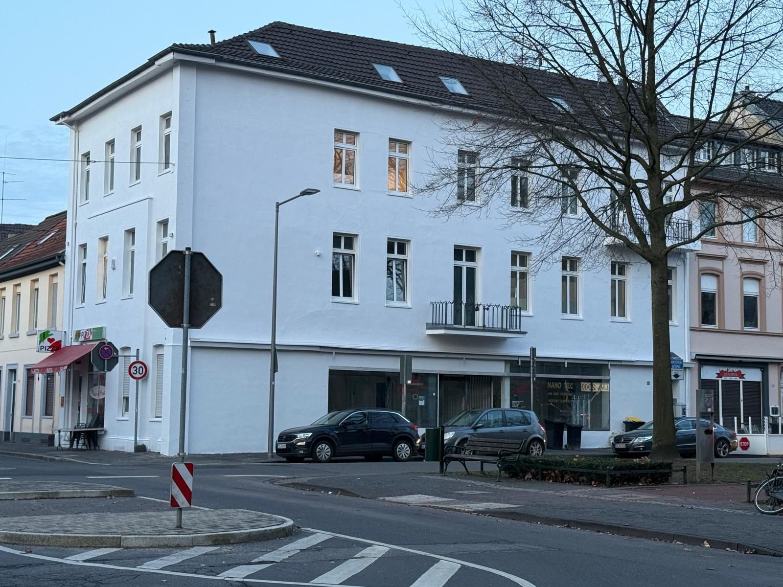 Saniertes Wohn- und Geschäftshaus mit zwei Ladenlokalen in zentraler Lage von Krefeld Saniertes Wohn- und Geschäftshaus mit zwei Ladenlokalen in zentraler Lage von Krefeld